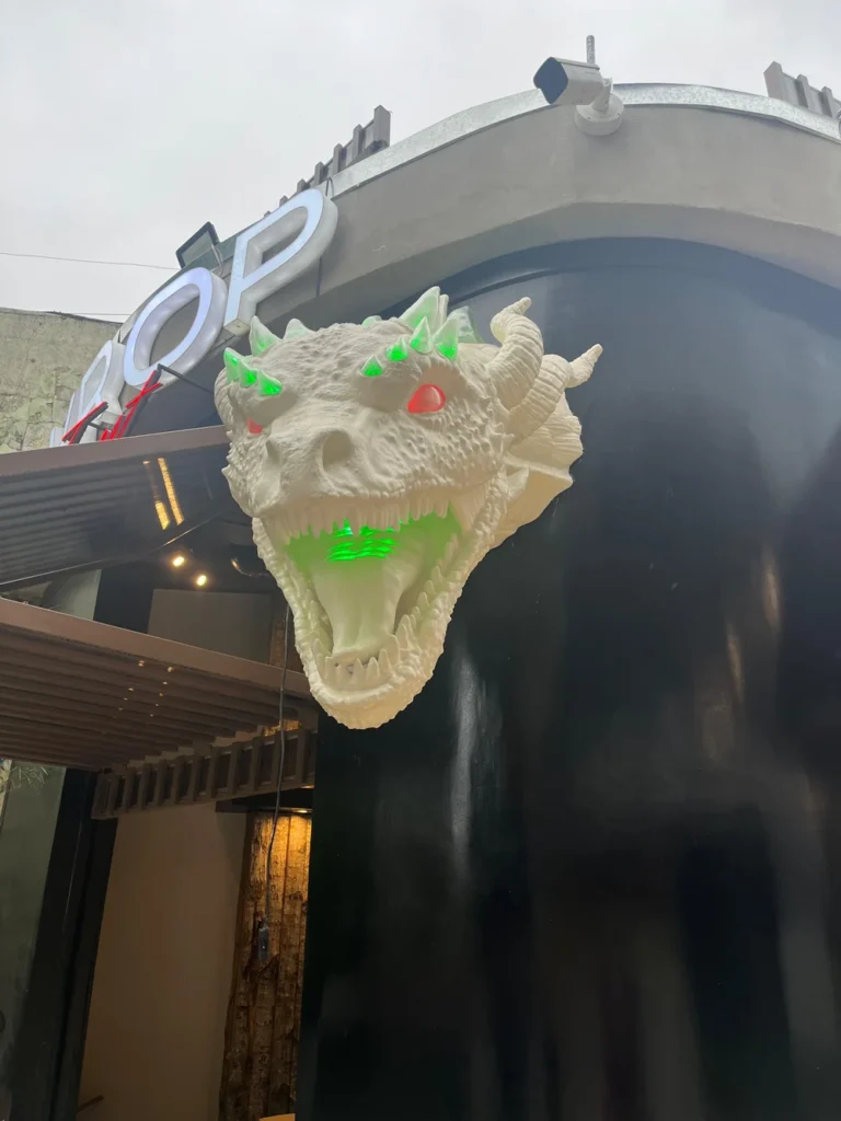 Detalle de la cabeza del dragón gigante del Barrio Chino de Buenos Aires