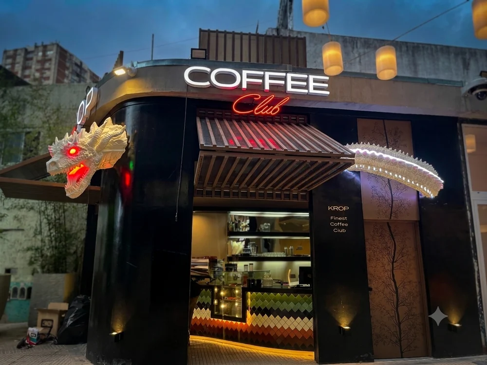 Dragón gigante iluminado en la fachada del Coffee Club, Barrio Chino