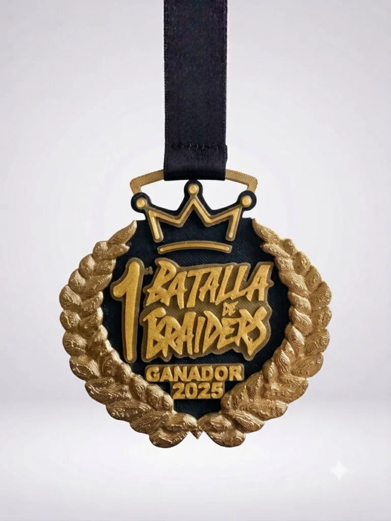 Medalla dorada con laureles y corona en relieve, cinta negra