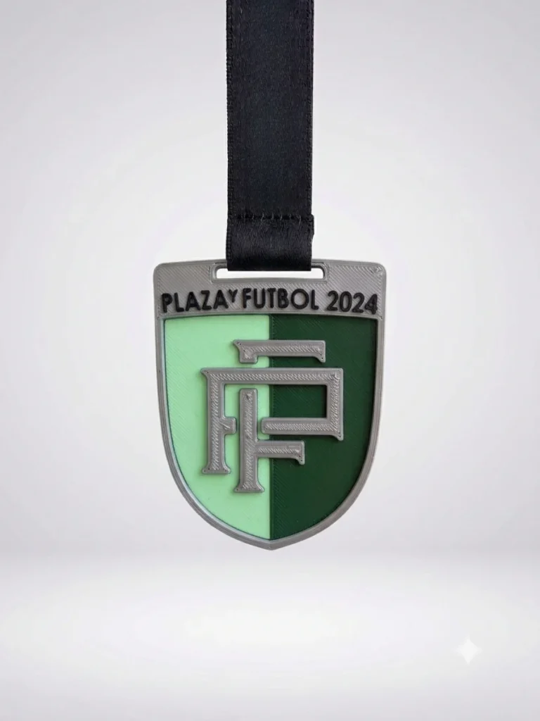 Medalla escudo verde y plata para torneo de fútbol