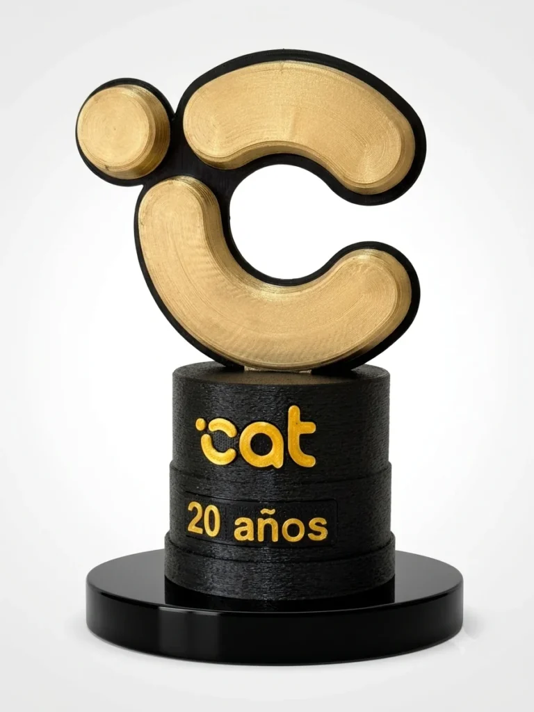 Trofeo aniversario 20 años con letra C dorada de gran formato