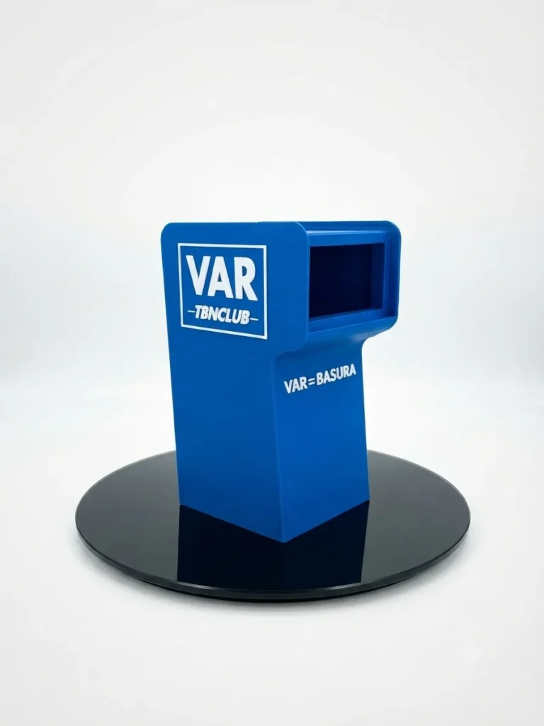 Pieza de ambientacion con forma de cabina de VAR para oficinas